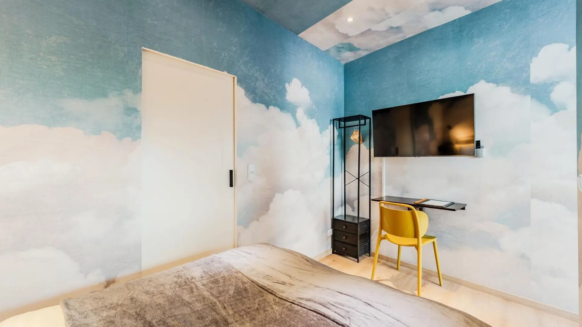 Central Clouds Flat In Berlin Self Check In 0*,  Almanya